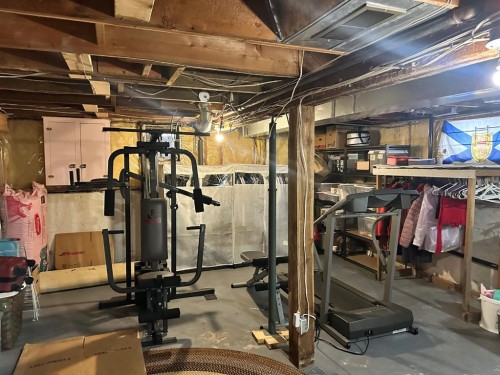 334 3 Avenue Ne, Calgary, AB - Indoor Photo Showing Gym Room
