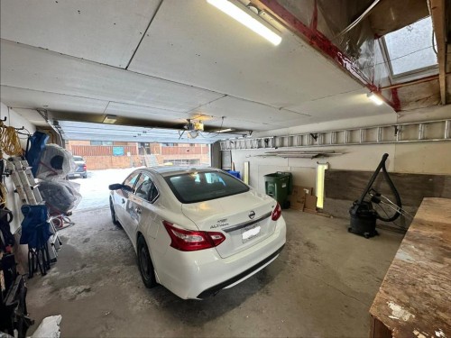 334 3 Avenue Ne, Calgary, AB - Indoor Photo Showing Garage