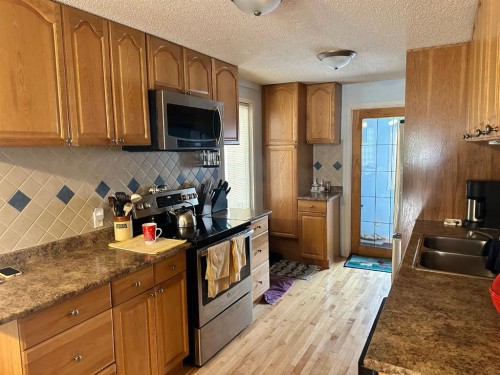 334 3 Avenue Ne, Calgary, AB - Indoor Photo Showing Kitchen With Double Sink