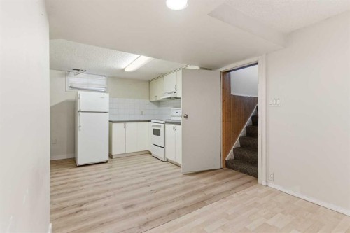 310 10 Avenue Ne, Calgary, AB - Indoor Photo Showing Kitchen