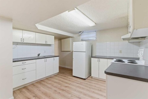 310 10 Avenue Ne, Calgary, AB - Indoor Photo Showing Kitchen