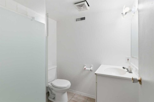 310 10 Avenue Ne, Calgary, AB - Indoor Photo Showing Bathroom
