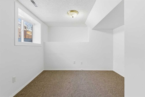 310 10 Avenue Ne, Calgary, AB - Indoor Photo Showing Other Room