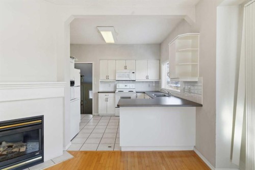 310 10 Avenue Ne, Calgary, AB - Indoor With Fireplace