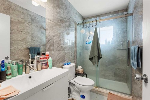 2812 24 Street Nw, Calgary, AB - Indoor Photo Showing Bathroom