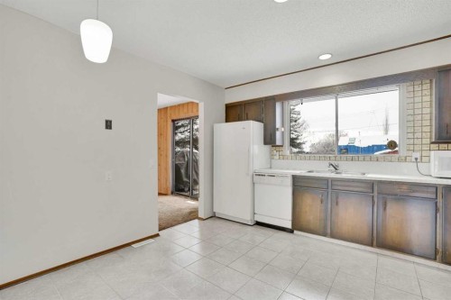 107 Silver Brook Drive Nw, Calgary, AB - Indoor Photo Showing Kitchen
