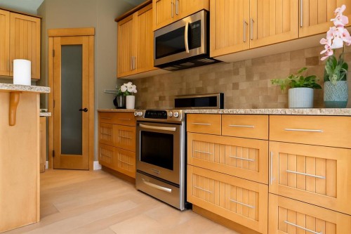 52 Elmont Green Sw, Calgary, AB - Indoor Photo Showing Kitchen