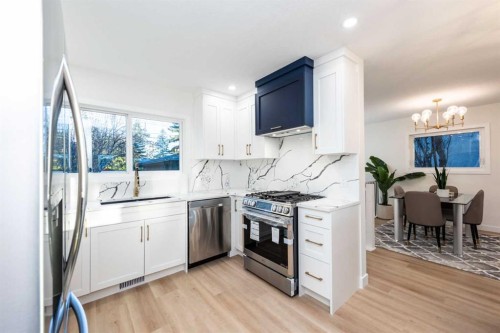 152 Southampton Drive Sw, Calgary, AB - Indoor Photo Showing Kitchen With Upgraded Kitchen