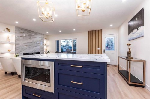 152 Southampton Drive Sw, Calgary, AB - Indoor Photo Showing Kitchen