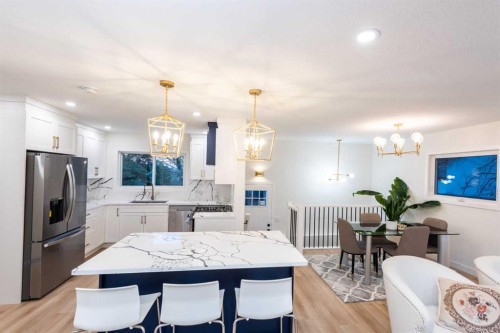 152 Southampton Drive Sw, Calgary, AB - Indoor Photo Showing Dining Room