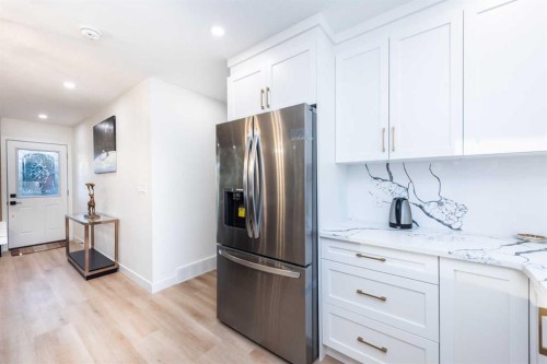 152 Southampton Drive Sw, Calgary, AB - Indoor Photo Showing Kitchen
