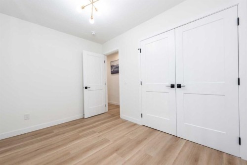 152 Southampton Drive Sw, Calgary, AB - Indoor Photo Showing Other Room