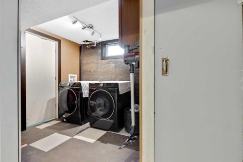 70 Fairview Crescent Se, Calgary, AB - Indoor Photo Showing Laundry Room