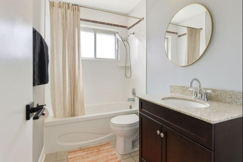 70 Fairview Crescent Se, Calgary, AB - Indoor Photo Showing Bathroom