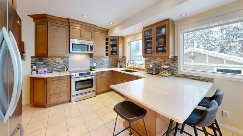 716 55 Avenue Sw, Calgary, AB - Indoor Photo Showing Kitchen With Upgraded Kitchen