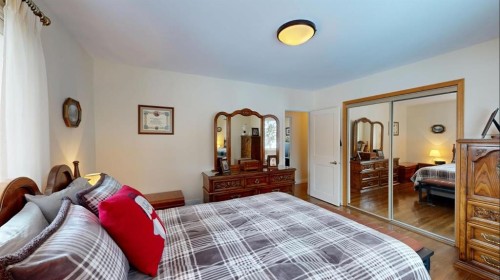 716 55 Avenue Sw, Calgary, AB - Indoor Photo Showing Bedroom