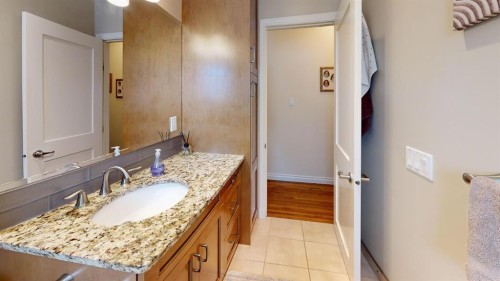 716 55 Avenue Sw, Calgary, AB - Indoor Photo Showing Bathroom
