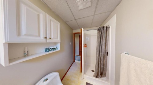 716 55 Avenue Sw, Calgary, AB - Indoor Photo Showing Bathroom