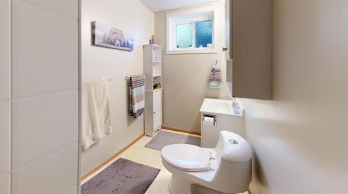 716 55 Avenue Sw, Calgary, AB - Indoor Photo Showing Bathroom