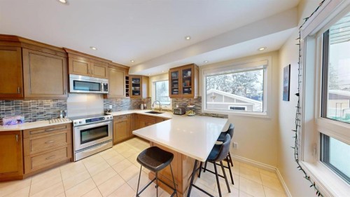 716 55 Avenue Sw, Calgary, AB - Indoor Photo Showing Kitchen With Upgraded Kitchen