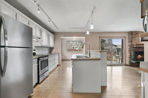 328 Norseman Road Nw, Calgary, AB - Indoor Photo Showing Kitchen