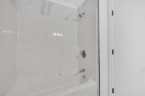 133 Erin Ridge Road Se, Calgary, AB - Indoor Photo Showing Bathroom