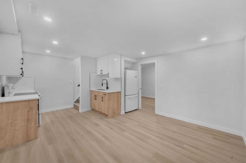 133 Erin Ridge Road Se, Calgary, AB - Indoor Photo Showing Kitchen