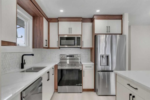 8420 Centre Street Ne, Calgary, AB - Indoor Photo Showing Kitchen With Stainless Steel Kitchen With Double Sink With Upgraded Kitchen