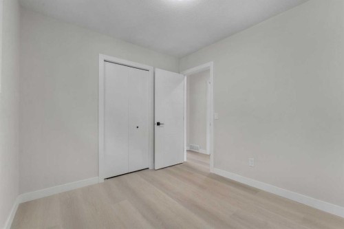 8420 Centre Street Ne, Calgary, AB - Indoor Photo Showing Other Room