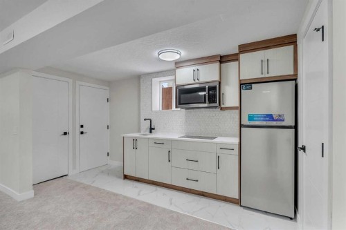 8420 Centre Street Ne, Calgary, AB - Indoor Photo Showing Kitchen