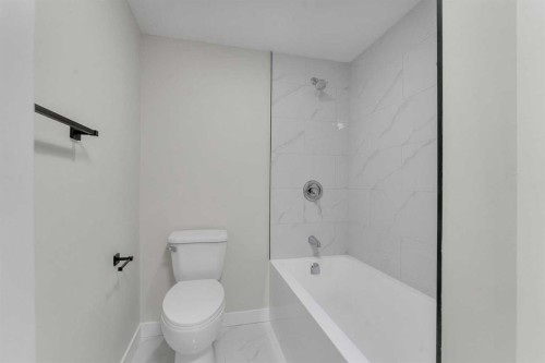 8420 Centre Street Ne, Calgary, AB - Indoor Photo Showing Bathroom