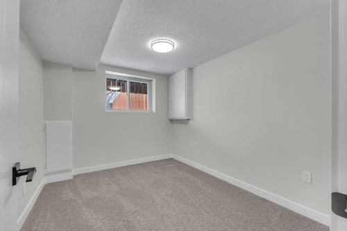 8420 Centre Street Ne, Calgary, AB - Indoor Photo Showing Other Room