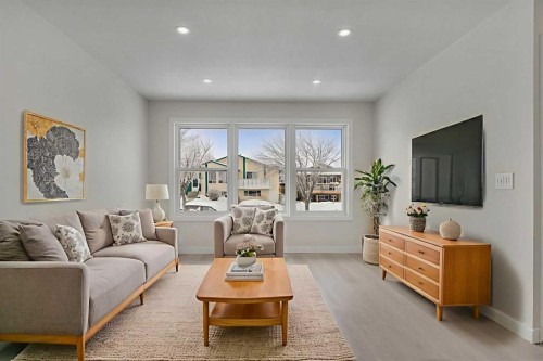 8420 Centre Street Ne, Calgary, AB - Indoor Photo Showing Living Room