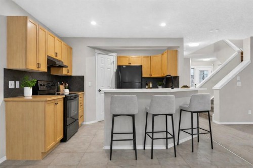 147 Everstone Rise Sw, Calgary, AB - Indoor Photo Showing Kitchen