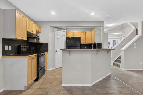 147 Everstone Rise Sw, Calgary, AB - Indoor Photo Showing Kitchen