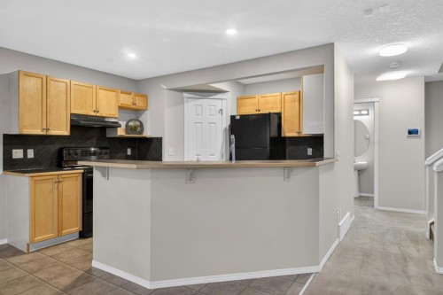 147 Everstone Rise Sw, Calgary, AB - Indoor Photo Showing Kitchen