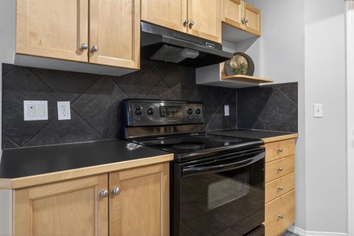147 Everstone Rise Sw, Calgary, AB - Indoor Photo Showing Kitchen
