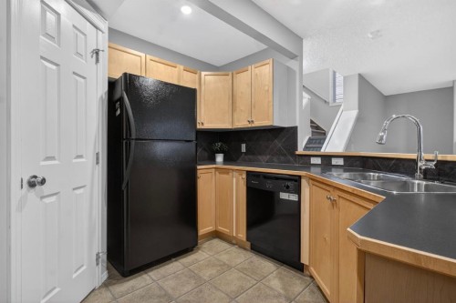 147 Everstone Rise Sw, Calgary, AB - Indoor Photo Showing Kitchen With Double Sink