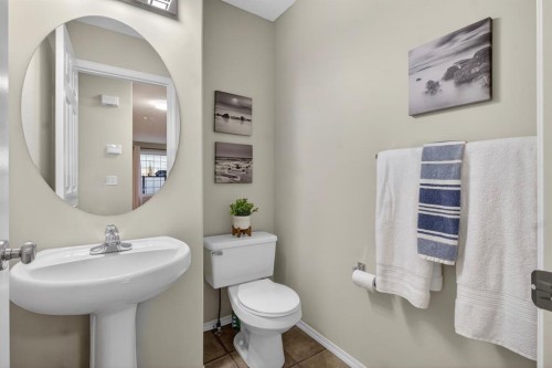 147 Everstone Rise Sw, Calgary, AB - Indoor Photo Showing Bathroom