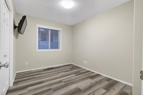 147 Everstone Rise Sw, Calgary, AB - Indoor Photo Showing Other Room