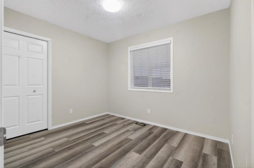 147 Everstone Rise Sw, Calgary, AB - Indoor Photo Showing Other Room