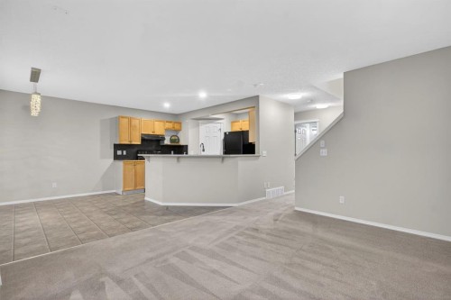 147 Everstone Rise Sw, Calgary, AB - Indoor Photo Showing Kitchen
