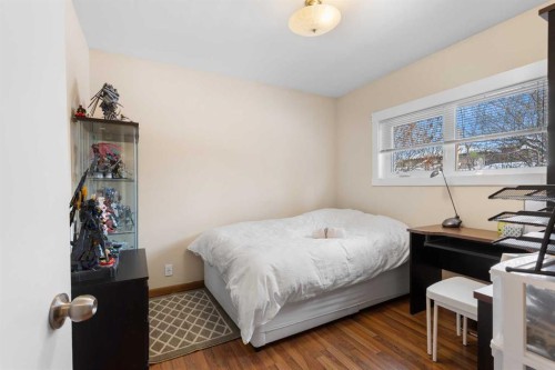 2816 24 Street Nw, Calgary, AB - Indoor Photo Showing Bedroom