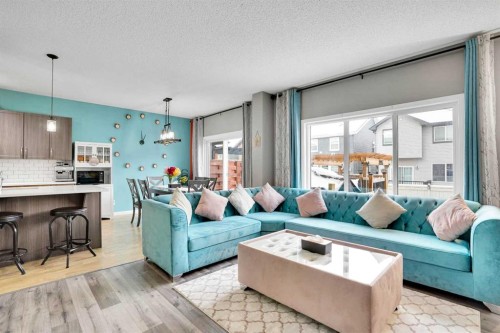 100 Kingsbury Close Se, Airdrie, AB - Indoor Photo Showing Living Room