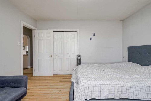 1468 Renfrew Drive Ne, Calgary, AB - Indoor Photo Showing Bedroom