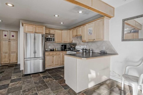 1468 Renfrew Drive Ne, Calgary, AB - Indoor Photo Showing Kitchen