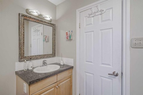 1468 Renfrew Drive Ne, Calgary, AB - Indoor Photo Showing Bathroom