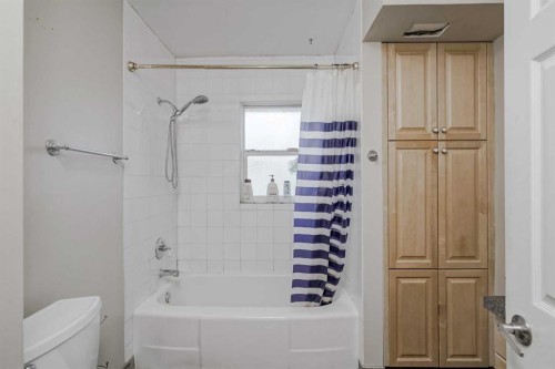 1468 Renfrew Drive Ne, Calgary, AB - Indoor Photo Showing Bathroom