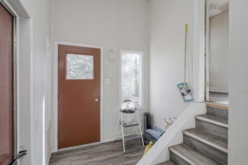 1468 Renfrew Drive Ne, Calgary, AB - Indoor Photo Showing Other Room