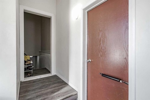 1468 Renfrew Drive Ne, Calgary, AB - Indoor Photo Showing Other Room